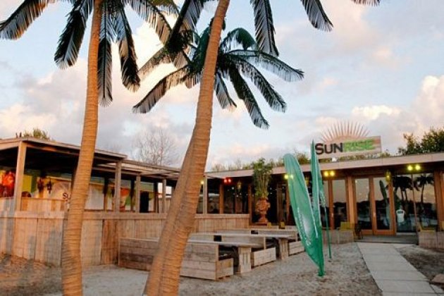 Bruiloft.DJ bij Trouwlocatie Beachclub Sunrise Best