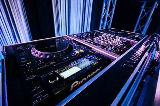 Bruiloft.DJ Only Pioneer DJ Booth